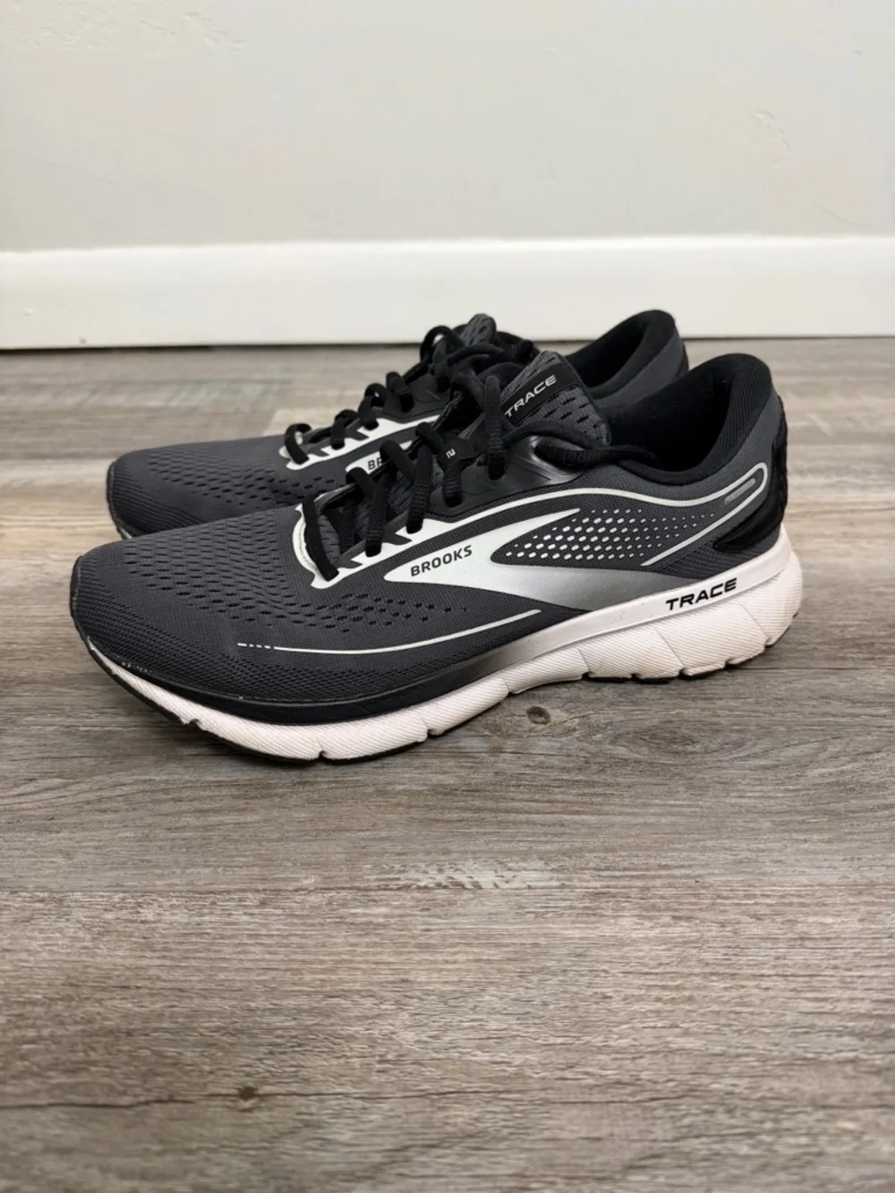 Brooks Trace 2 Men’s Running Shoe in Black & White-size 10